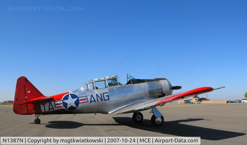 N1387N, 1952 Canadian Car & Foundry Harvard MK IV C/N CCF4-47, Stopped for lunch at the Hanger Cafe