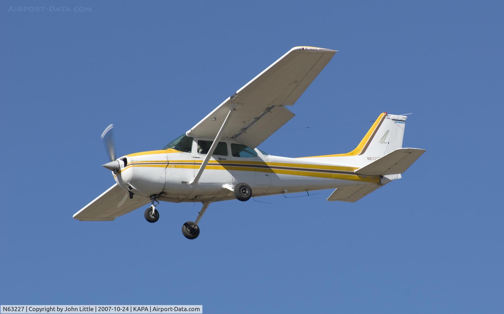 N63227, 1981 Cessna 172P C/N 17275408, Approach to 17L