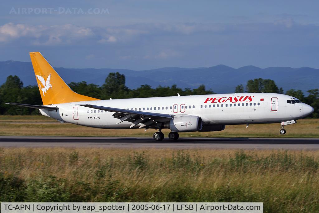 TC-APN, 2000 Boeing 737-86N C/N 28628/573, arriving rwy 16