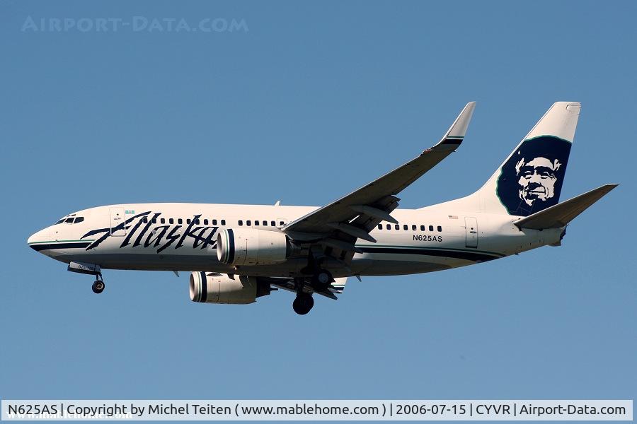 N625AS, 2001 Boeing 737-790 C/N 30792, Alaska Airlines landing at Vancouver
