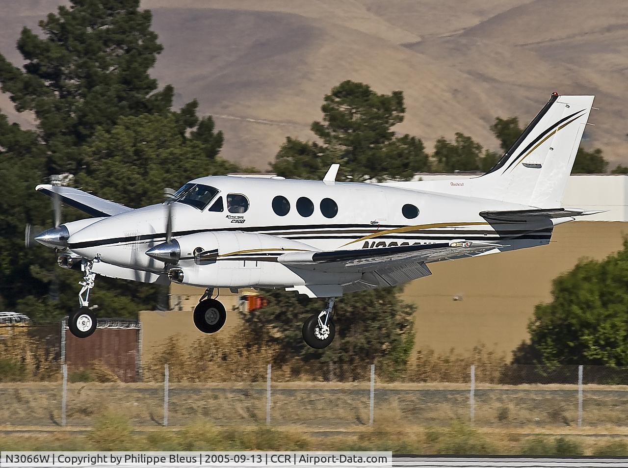 N3066W, 1998 Raytheon Aircraft Company C90A C/N LJ-1536, Dropping left wing at landing on rwy 35R.