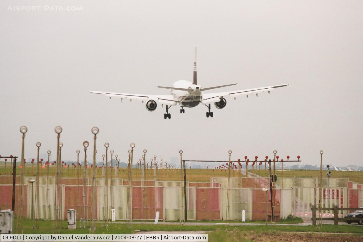 OO-DLT, 1983 Airbus A300B4-203(F) C/N 250, descending to rwy 25L