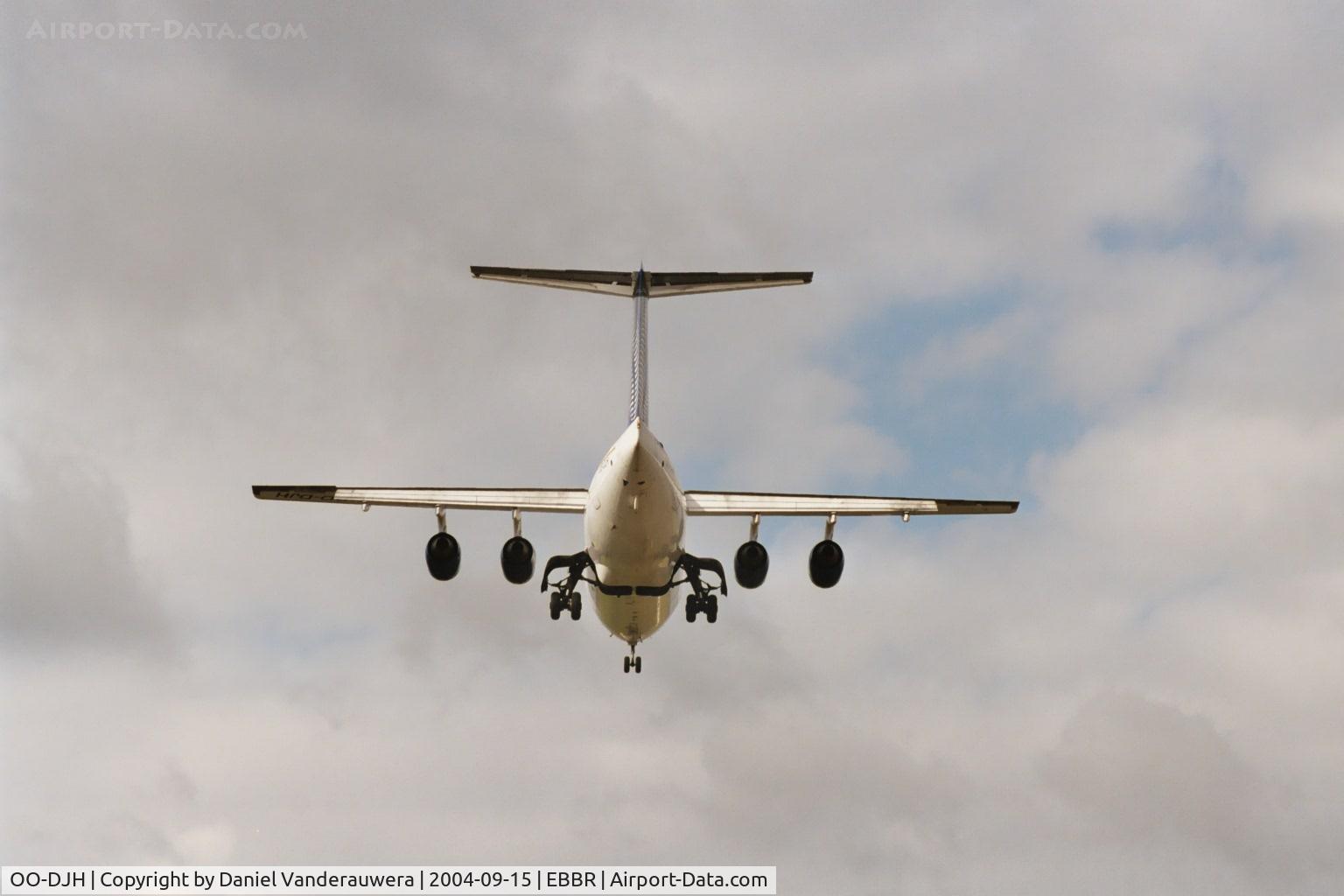 OO-DJH, 1990 British Aerospace BAe.146-200 C/N E2172, several seconds before touching rwy 25L