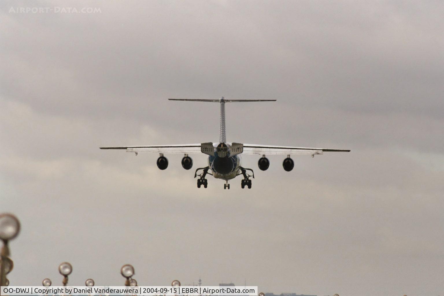 OO-DWJ, 1999 British Aerospace Avro 146-RJ100 C/N E3355, arrival of flight SN5002 to rwy 25L