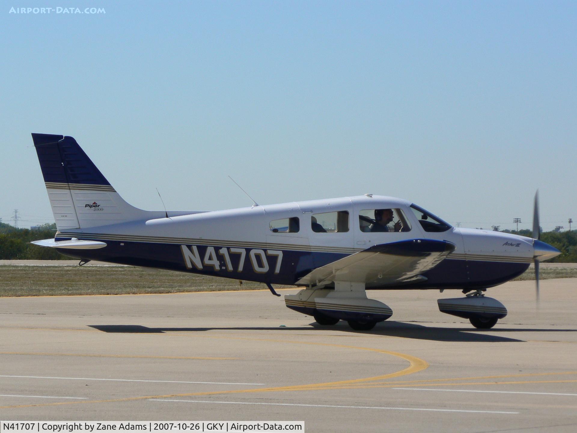 N41707, 2000 Piper PA-28-181 C/N 28-43332, On the ramp at Arlington Muni