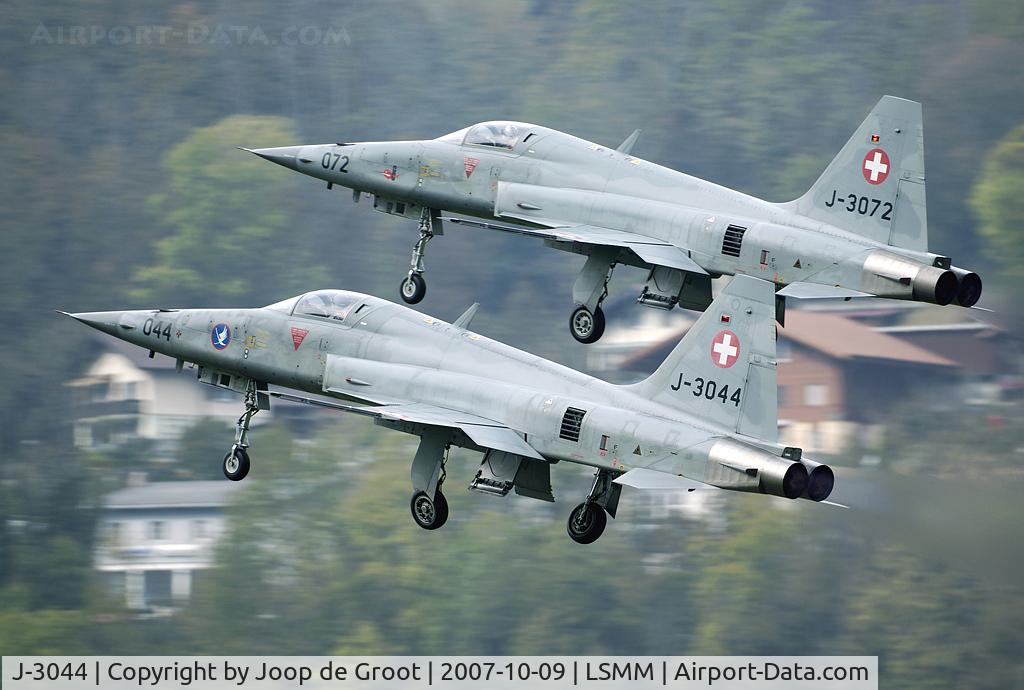J-3044, Northrop F-5E Tiger II C/N L.1044, One of the missions flown by the FlSt 8 trainingscourse was with sistership J-3072. Seen in take off from Meiringen.