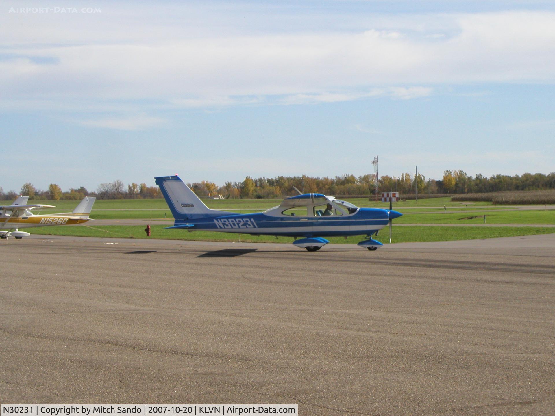 N30231, 1968 Cessna 177 Cardinal C/N 17701136, Taxiing to the hangar.