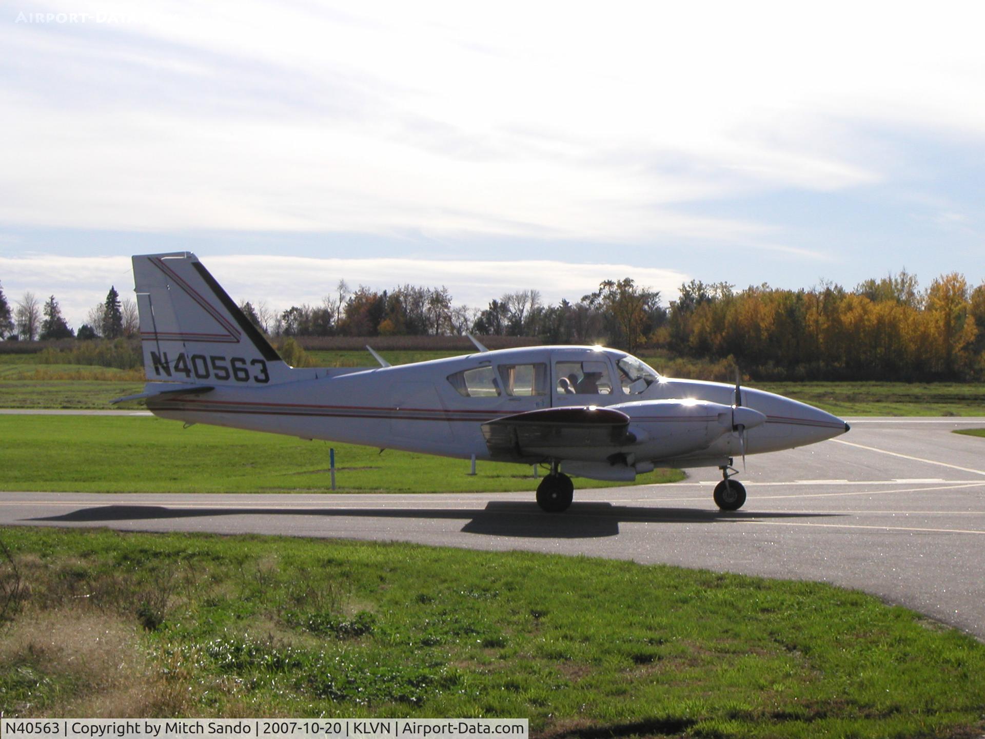 N40563, 1973 Piper PA-23-250 C/N 27-7405305, Taxiing to Runway 12.