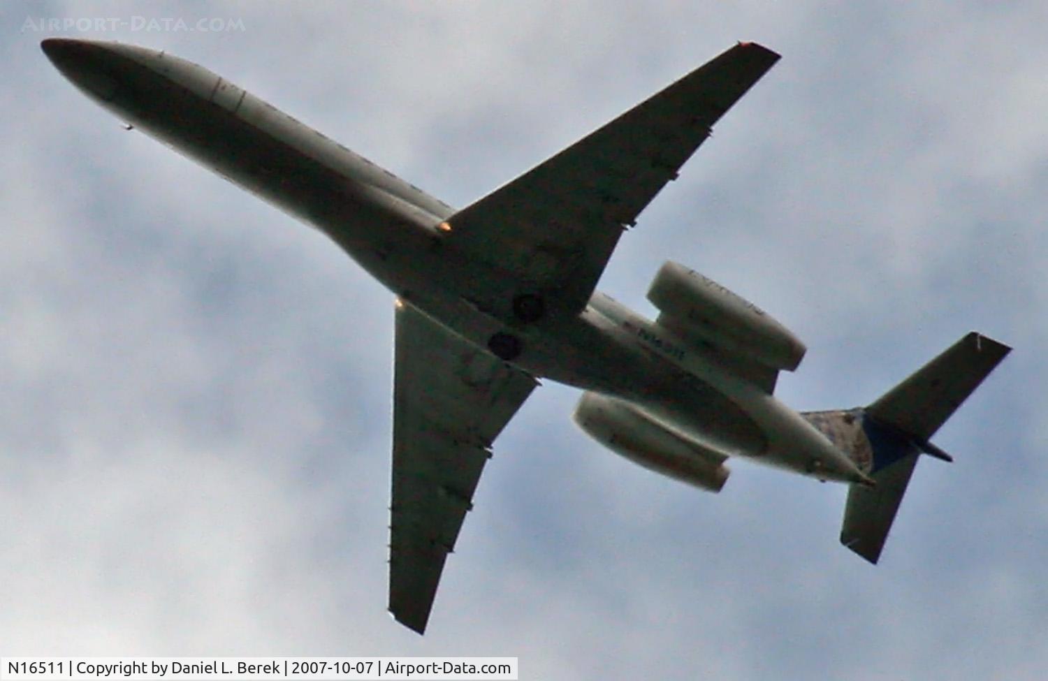 N16511, 2000 Embraer ERJ-135ER (EMB-135ER) C/N 145267, Continental Express regional jet floats over Morris County en route to EWR.