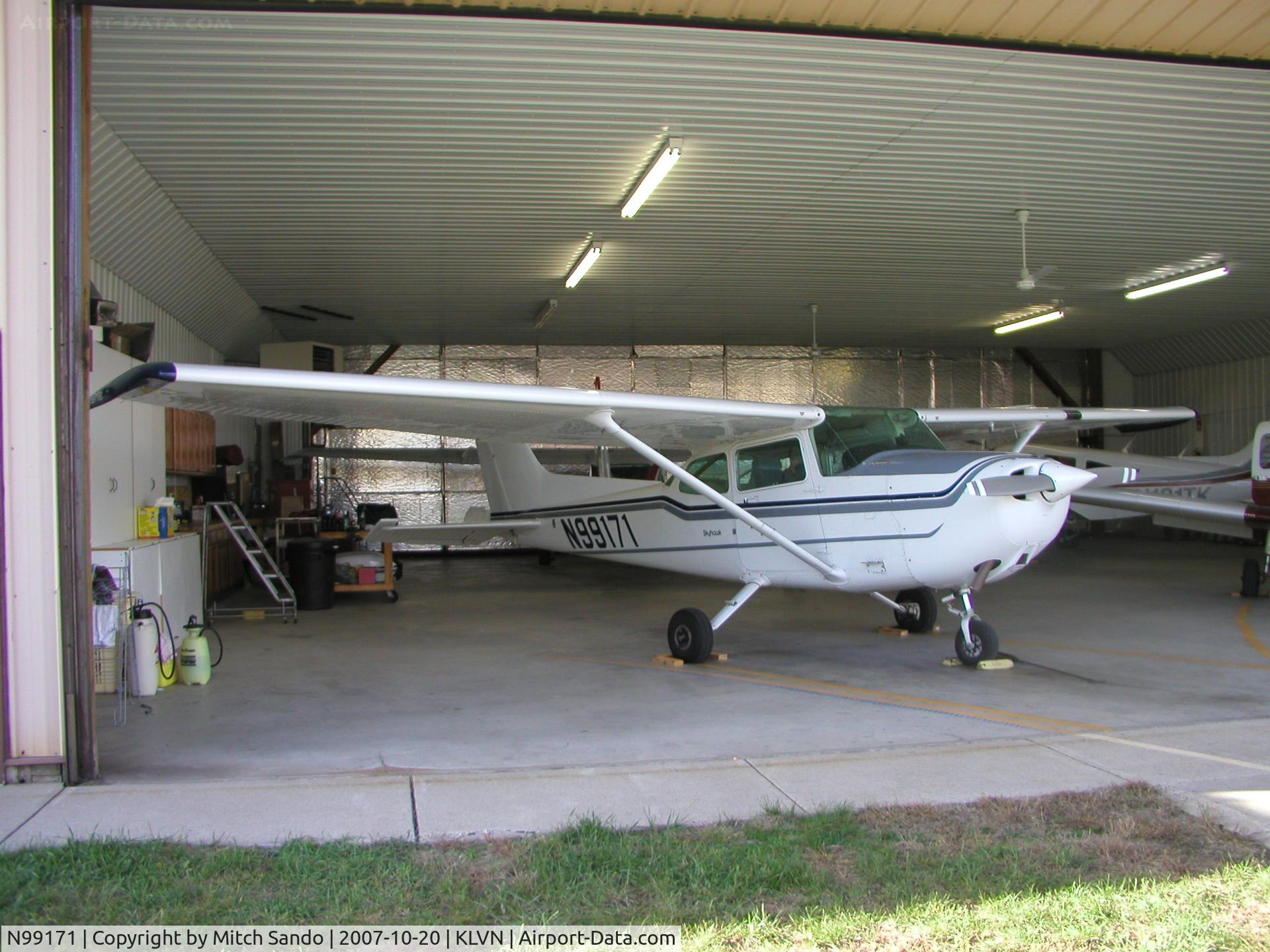 N99171, 1985 Cessna 172P C/N 17276414, Parked inside the Airlake Aero Hangar.