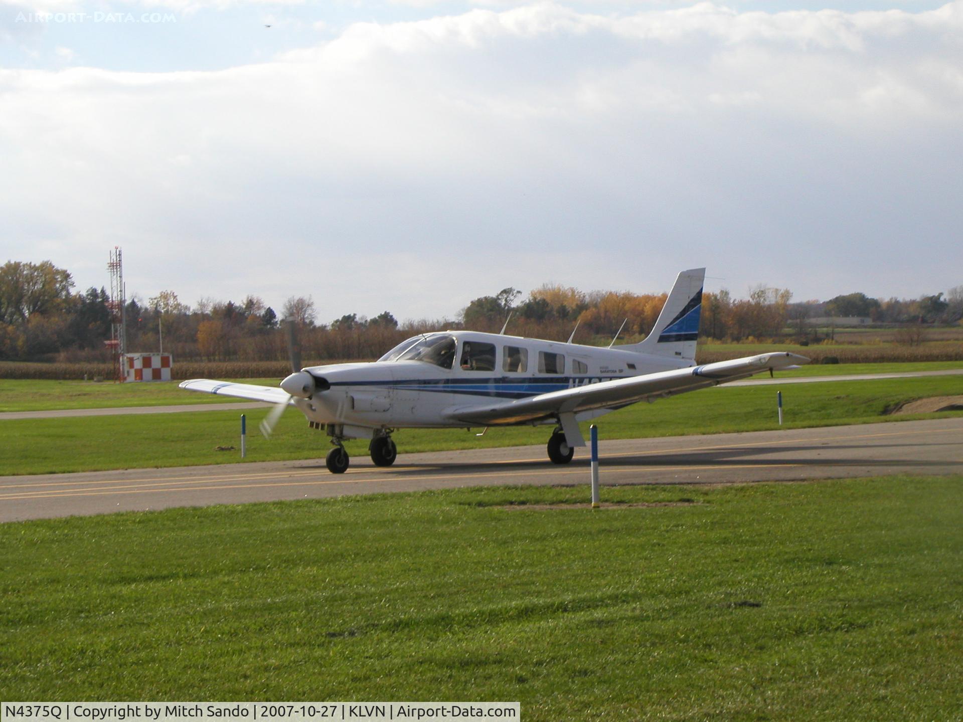 N4375Q, 1984 Piper PA-32R-301 C/N 32R-8513006, Taxiing to Runway 30.
