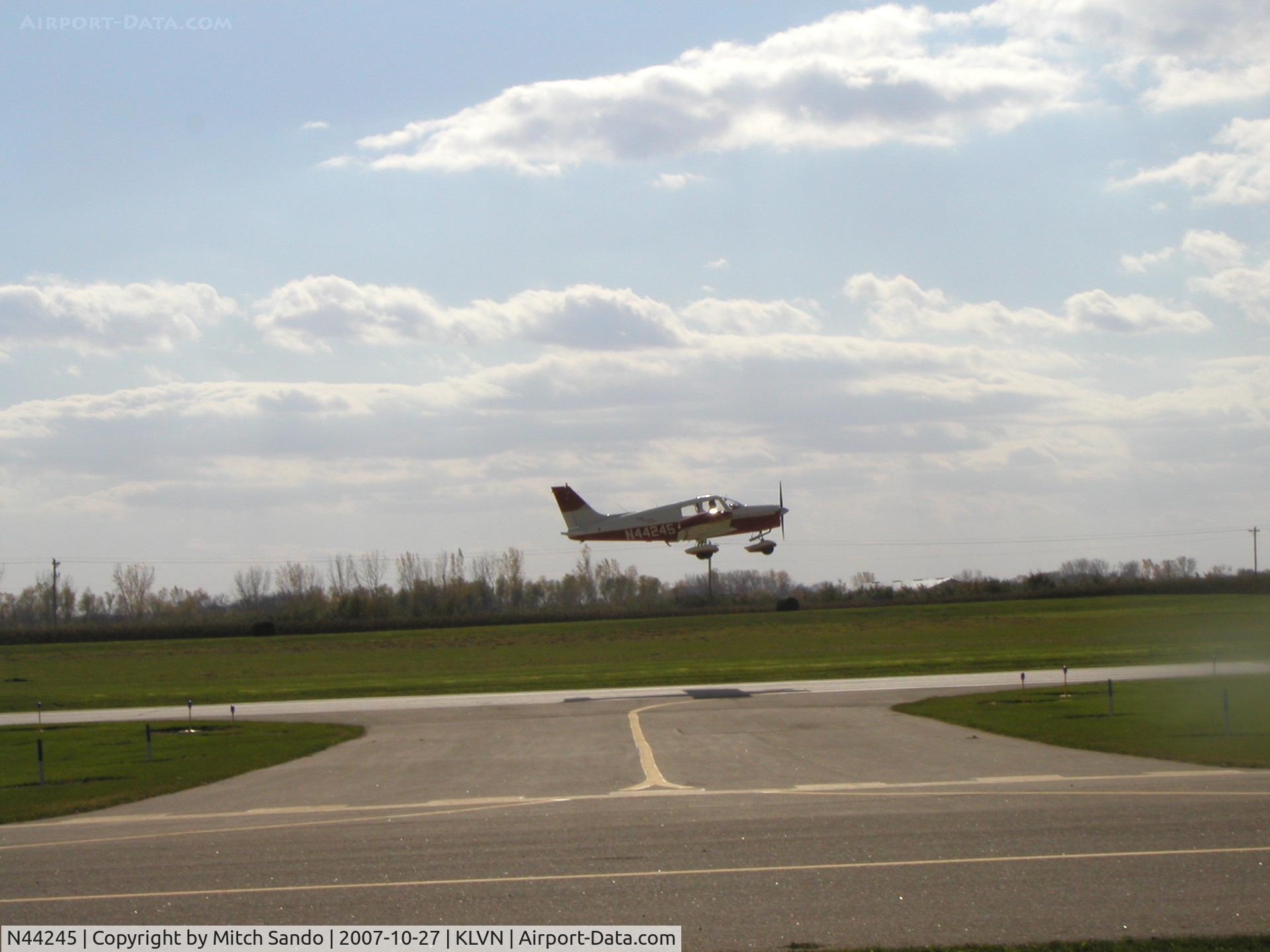 N44245, 1974 Piper PA-28-140 Cherokee Cruiser C/N 28-7425397, Landing Runway 30.