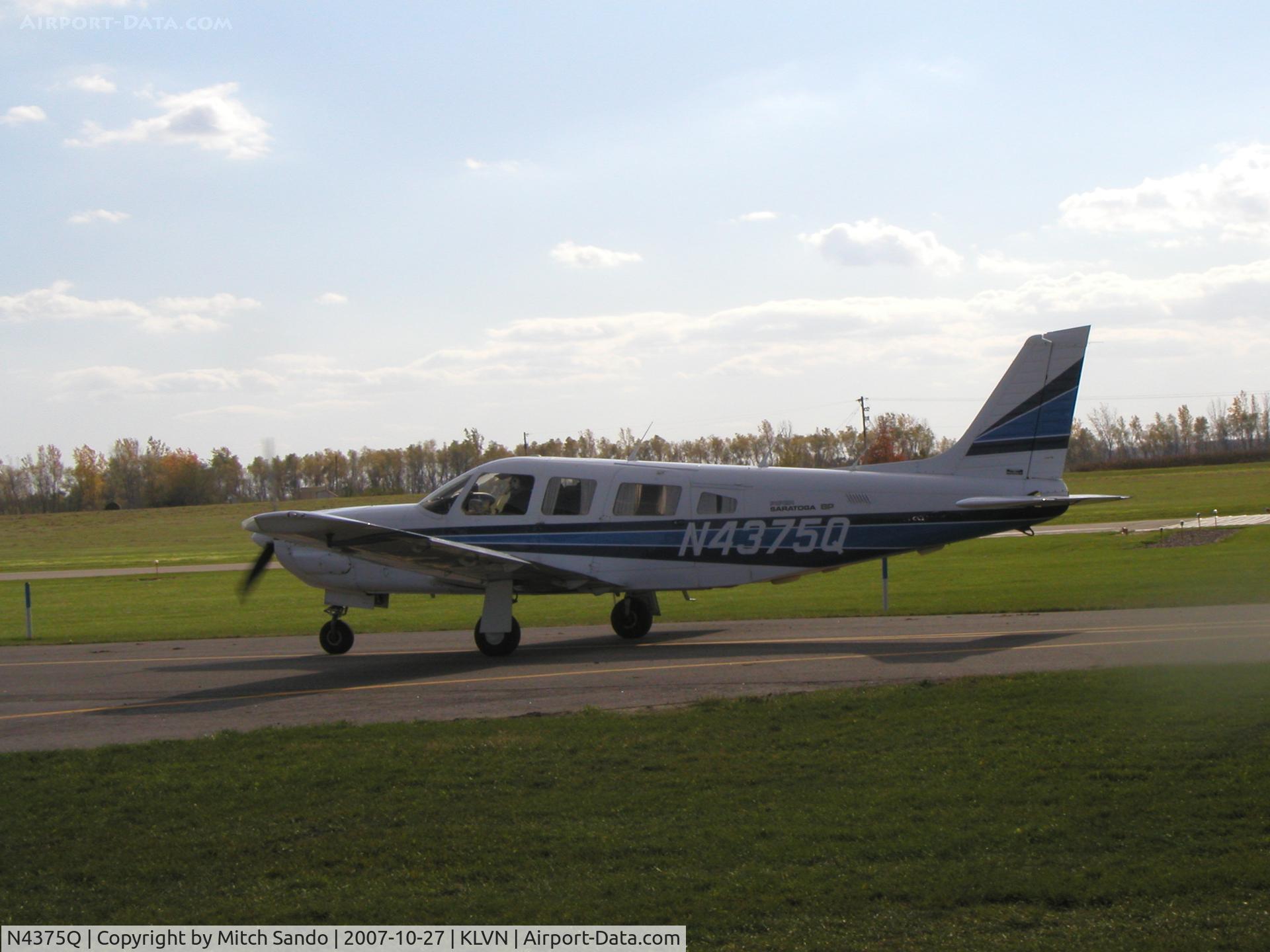 N4375Q, 1984 Piper PA-32R-301 C/N 32R-8513006, Taxiing to Runway 30.