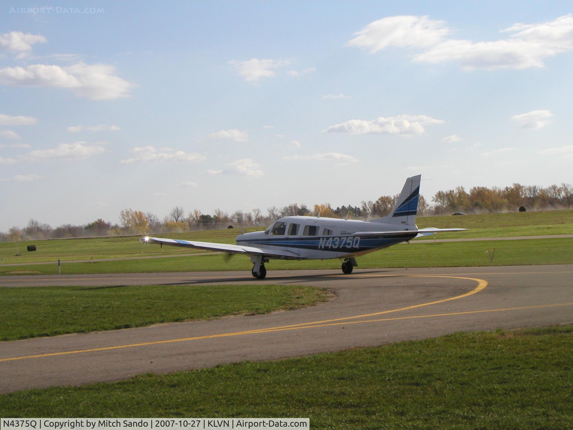 N4375Q, 1984 Piper PA-32R-301 C/N 32R-8513006, Taxiing to Runway 30.