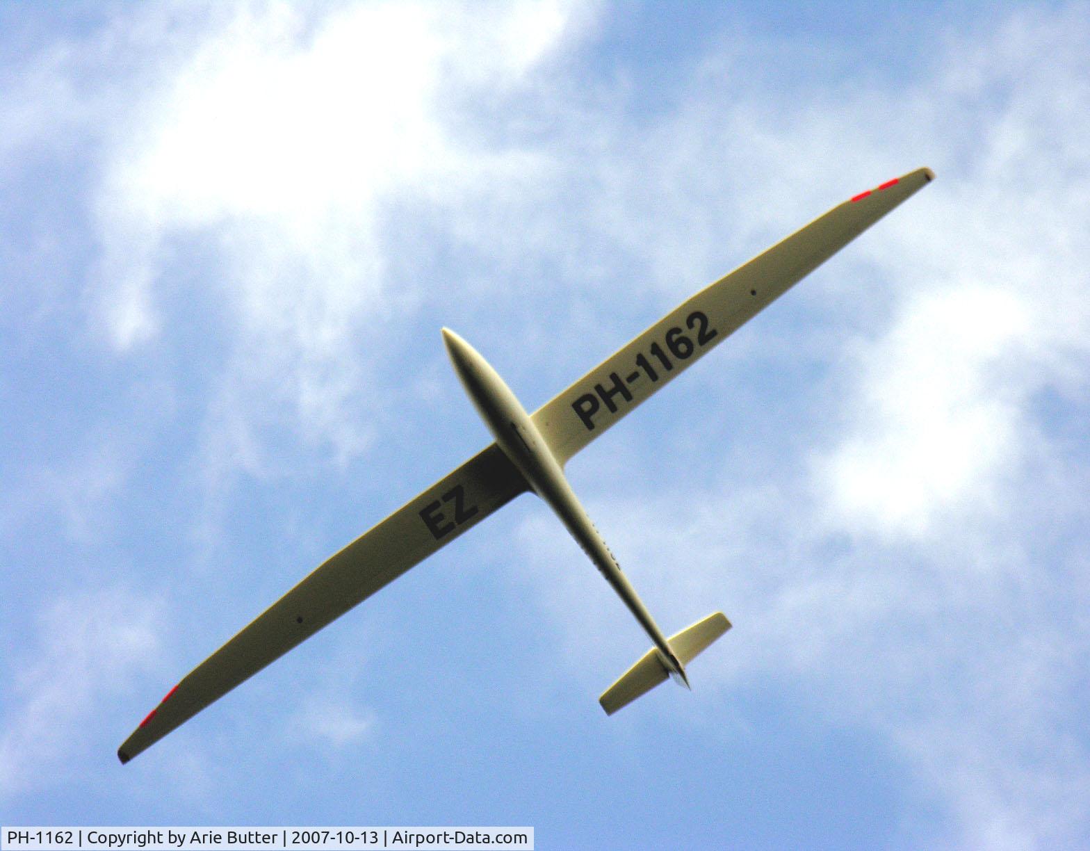 PH-1162, Orlican Discus CS C/N 090CS, PH-1162 above the Noordhollands Duinreservaat