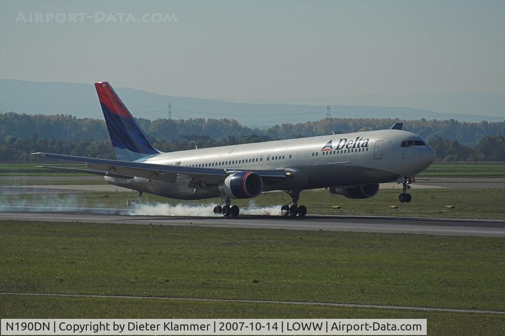 N190DN, 1997 Boeing 767-332 C/N 28447, Delta Boeing 767 touch down RWY 34