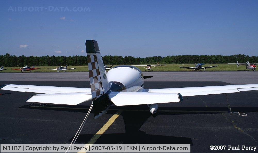 N31BZ, 2005 Vol Mediterrani VM-1 Esqual C/N E180070, Some of the ramp seen over the Esqual's shoulder