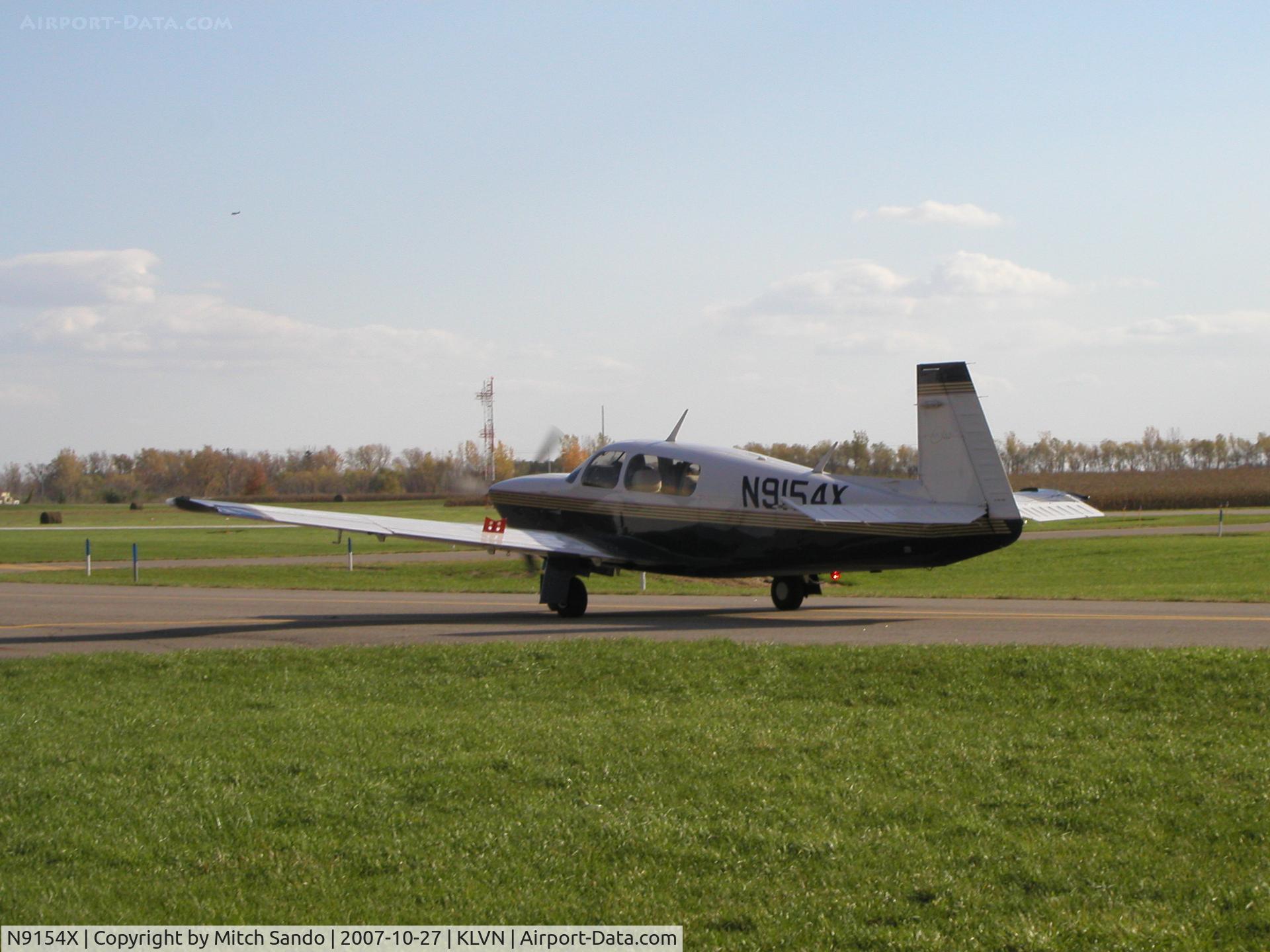 N9154X, 1995 Mooney M20R Ovation C/N 29-0049, Looks identical to Mooney 9153Y. Taxiing to the hangar.