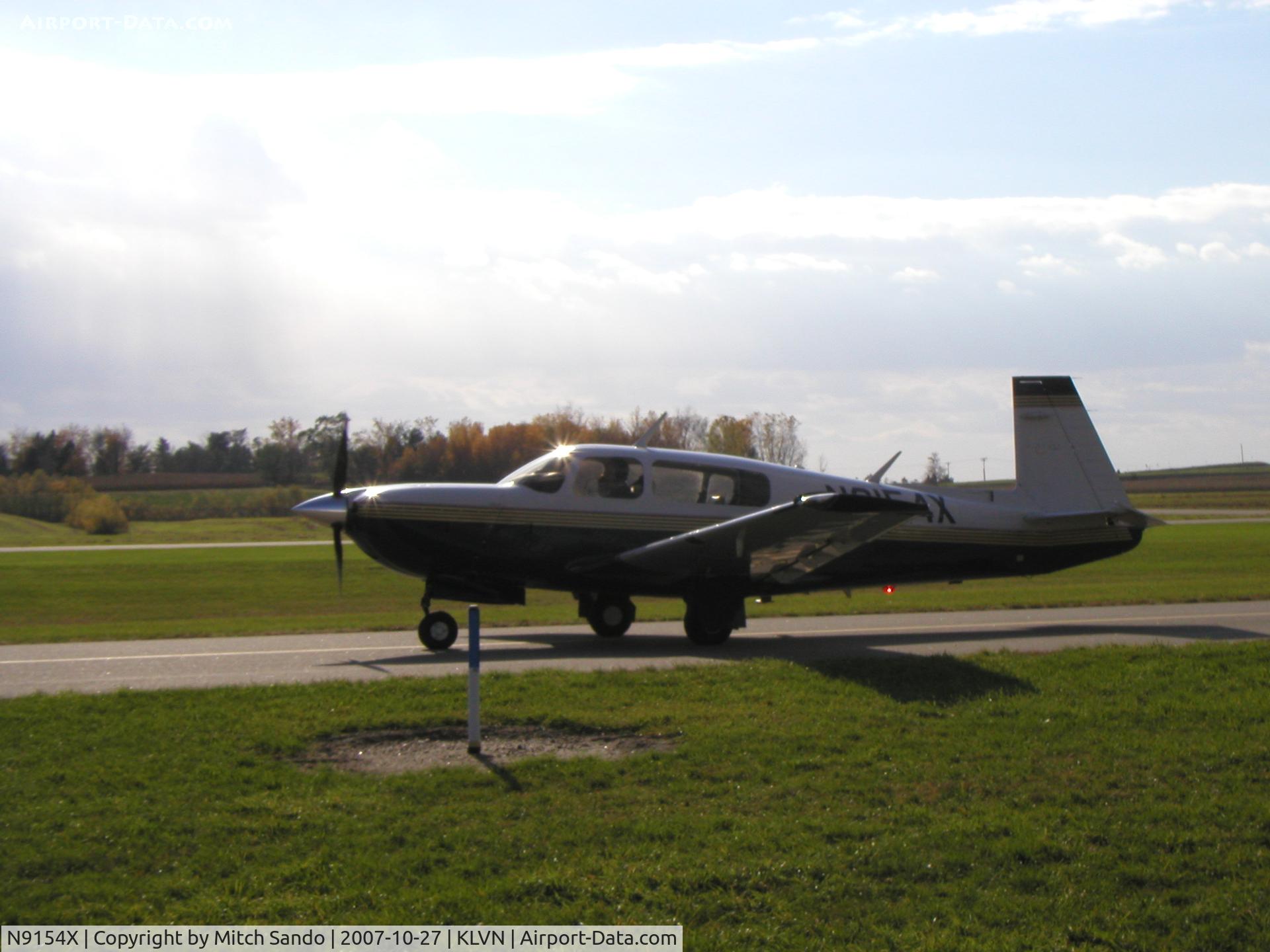 N9154X, 1995 Mooney M20R Ovation C/N 29-0049, Taxiing to the hangar.