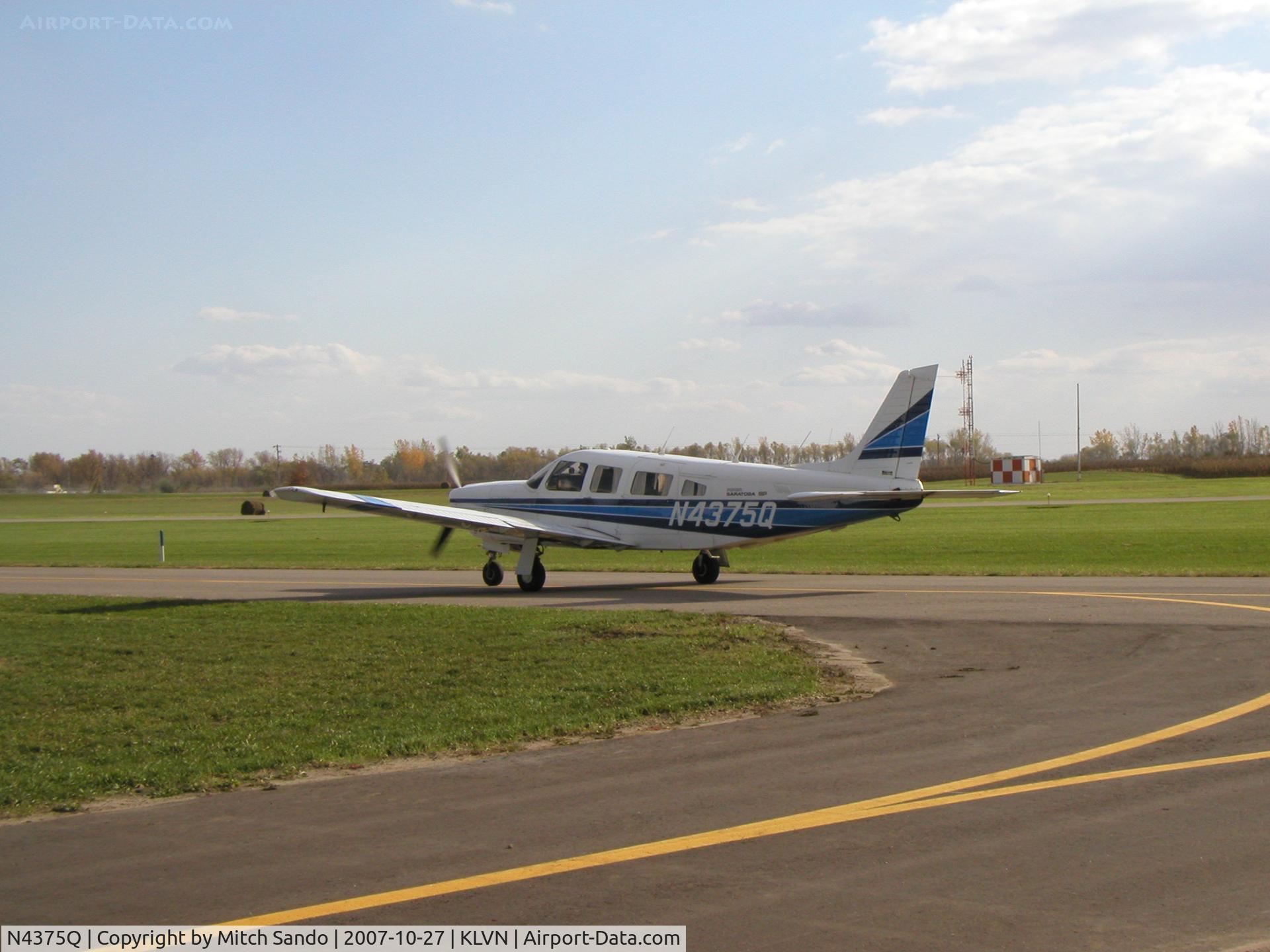 N4375Q, 1984 Piper PA-32R-301 C/N 32R-8513006, Taxiing to the hangar.