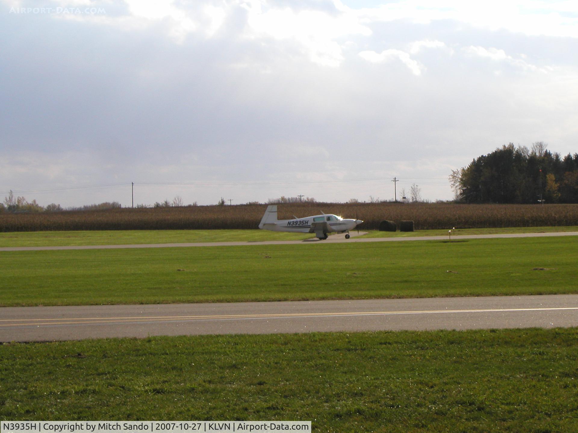 N3935H, 1980 Mooney M20J 201 C/N 24-0982, Touch n' Go Runway 30.