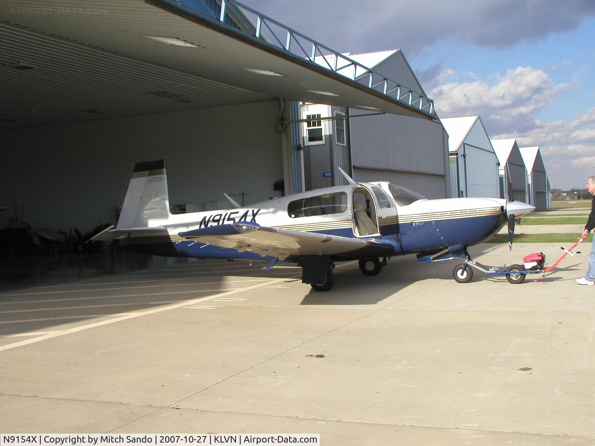 N9154X, 1995 Mooney M20R Ovation C/N 29-0049, Getting pushed into the hangar.