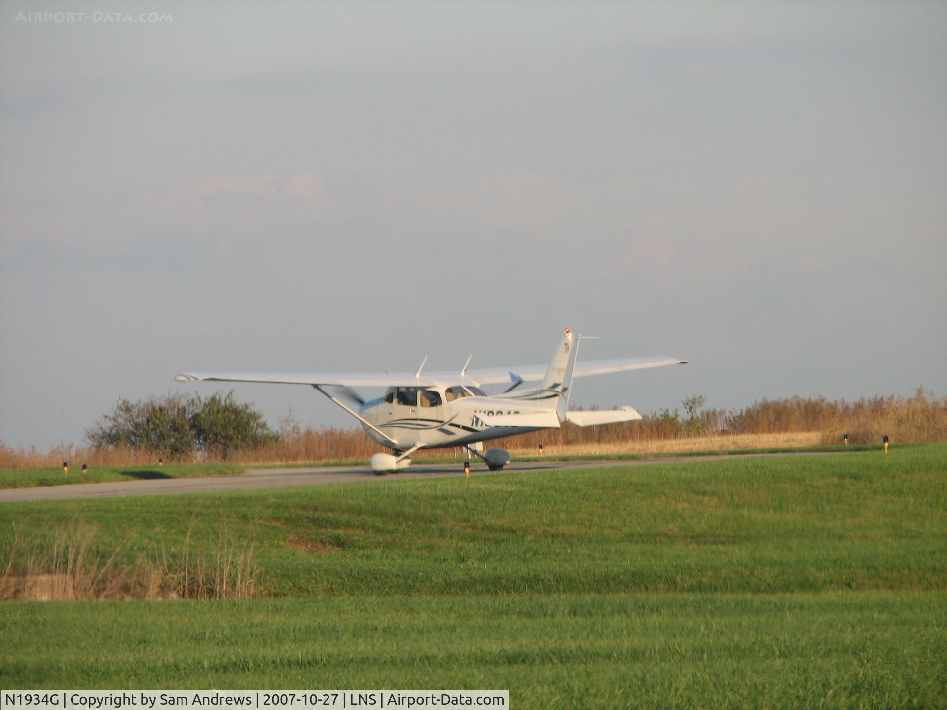 N1934G, 2006 Cessna 172S C/N 172S10129, Finally got one of this one at its home airport.