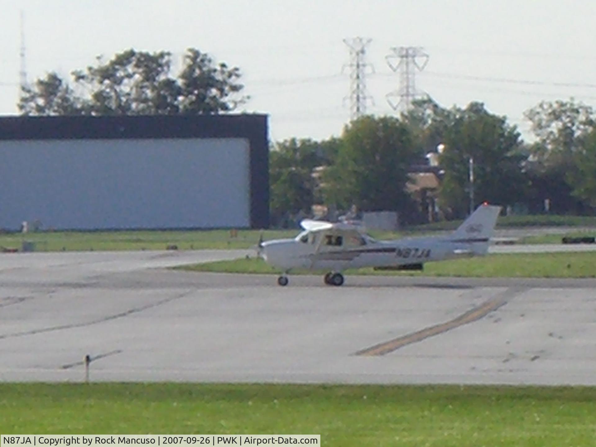 N87JA, 1998 Cessna 172S C/N 172S8012, N87JA Taxiing at PWK