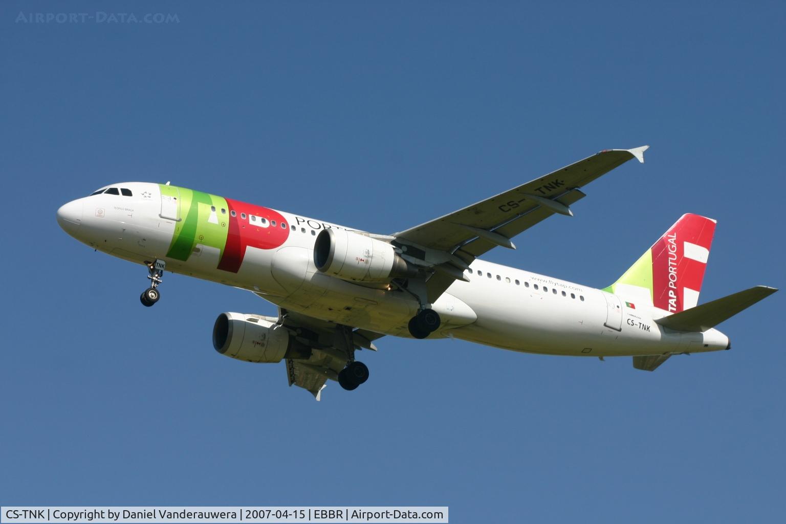 CS-TNK, 2000 Airbus A320-214 C/N 1206, descending to rwy 25R