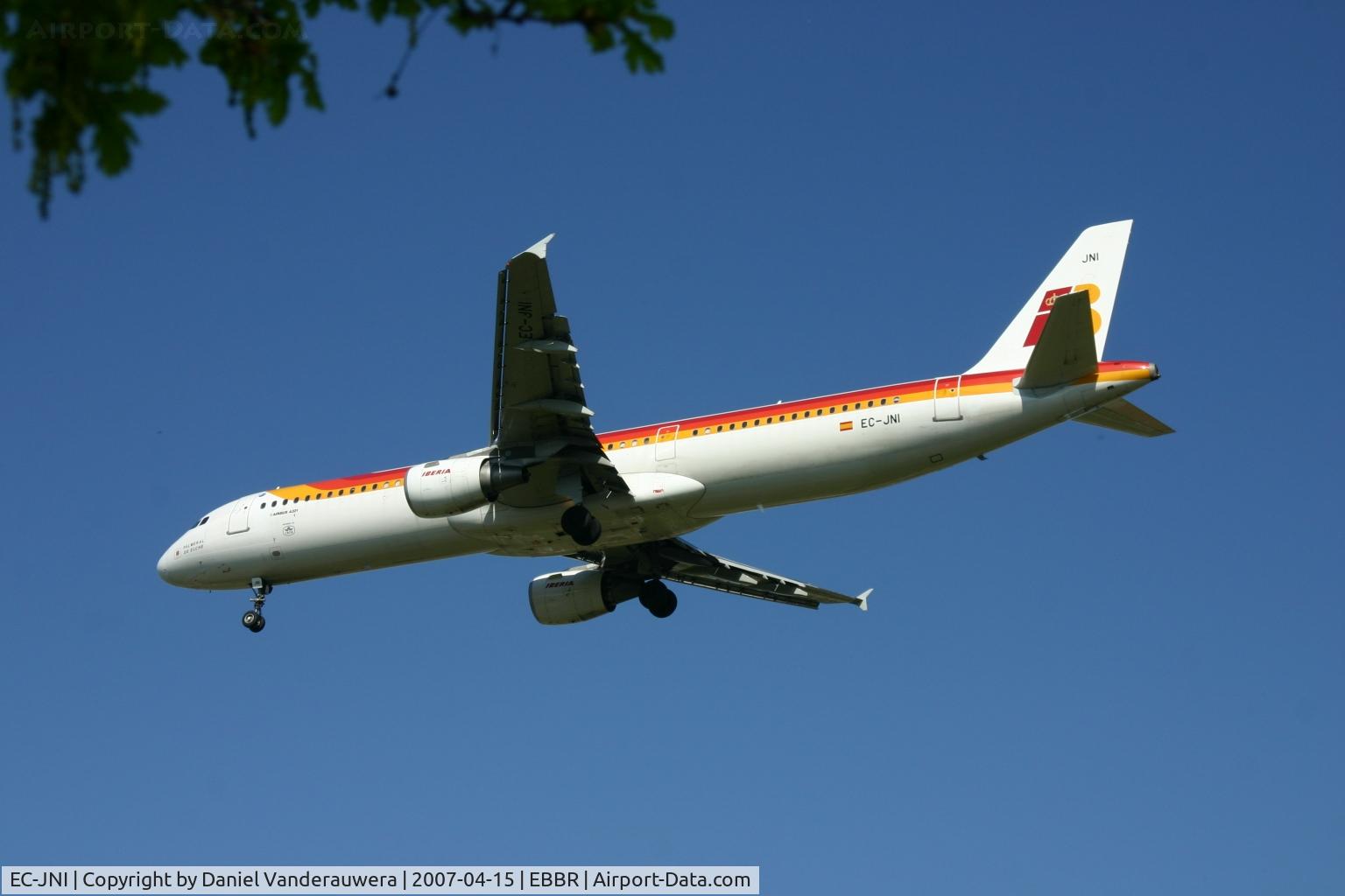 EC-JNI, 2004 Airbus A321-211 C/N 2270, descending to rwy 25R