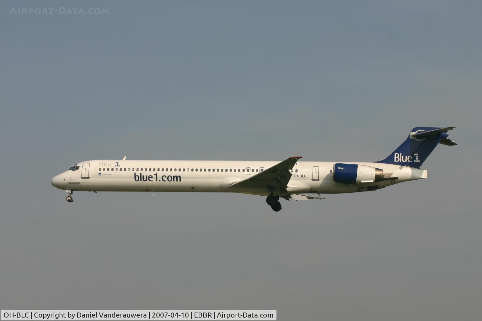 OH-BLC, 1996 McDonnell Douglas MD-90-30 C/N 53459, descending to rwy 25L