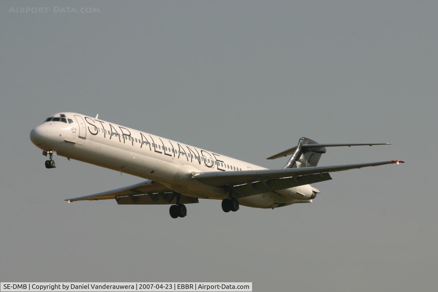 SE-DMB, 1991 McDonnell Douglas MD-81 (DC-9-81) C/N 53314, descending to rwy 25L