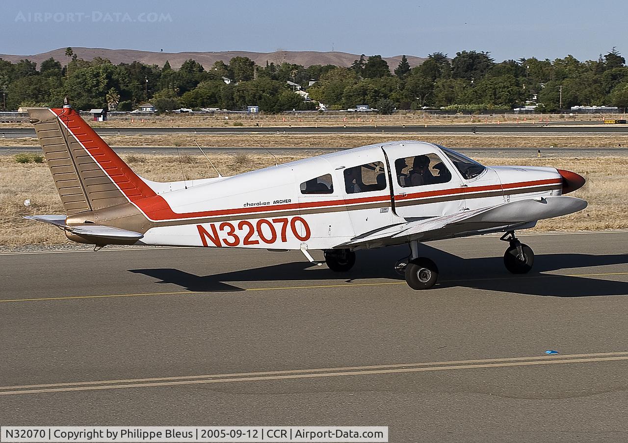N32070, Piper PA-28-180 C/N 28-7505022, taxiing alongside rwy 19R/01L. Watch out, this guy just opened the door (and closed it just after that).