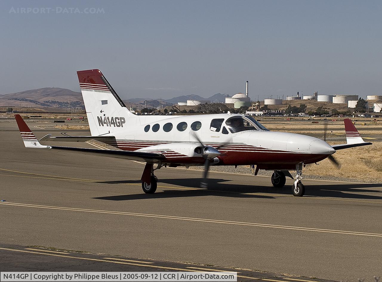 N414GP, 1979 Cessna 414A Chancellor C/N 414A0331, taxiing alongside the observation deck.