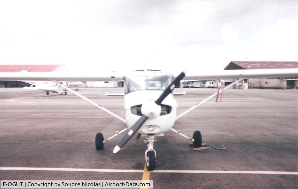 F-OGUT, 1976 Cessna 152 C/N Not found F-OGUT, Idem NÂ°1