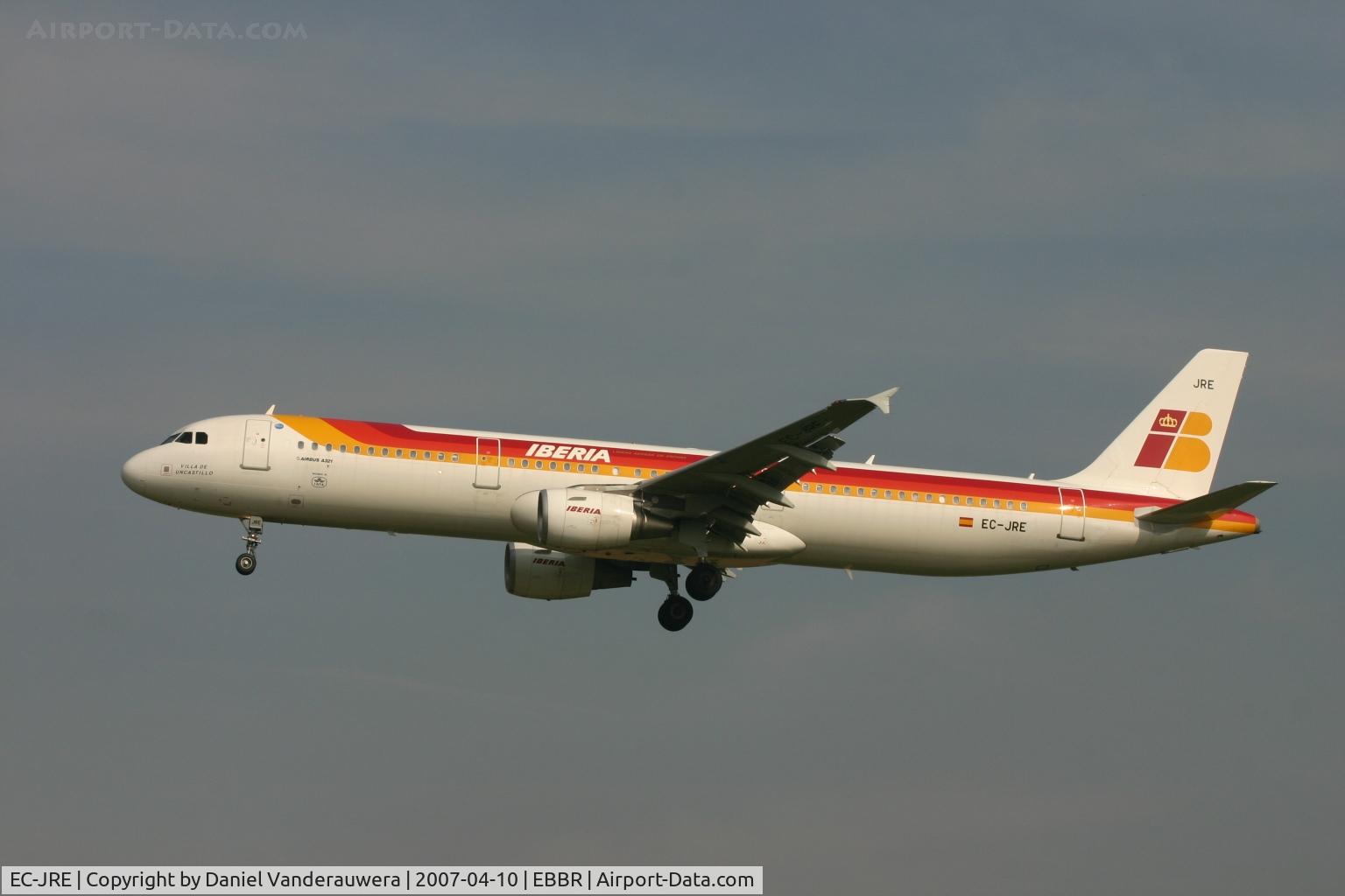 EC-JRE, 2006 Airbus A321-211 C/N 2756, descending to rwy 25L