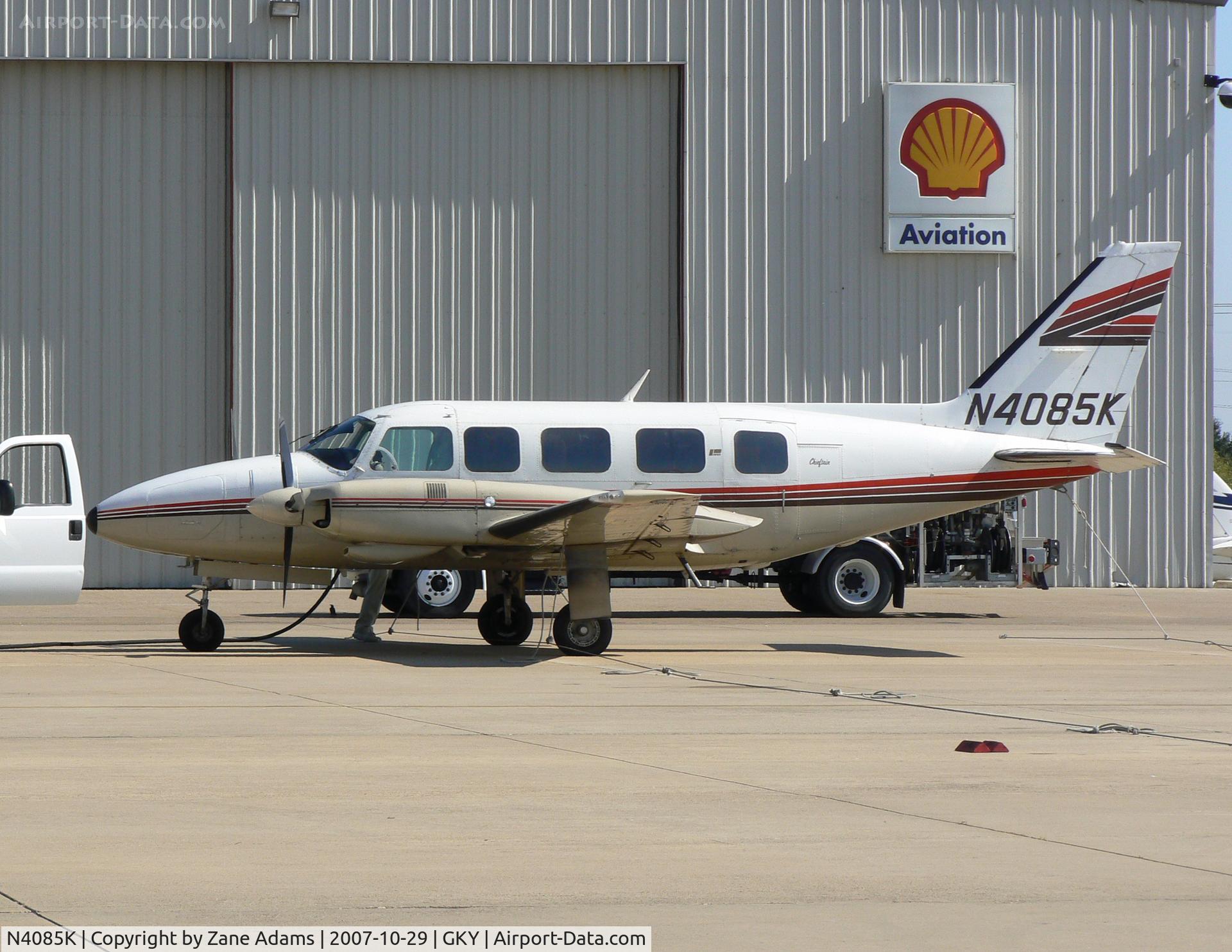 N4085K, 1981 Piper PA-31-350 Chieftain C/N 31-8152108, On the ramp at Arlington Muni