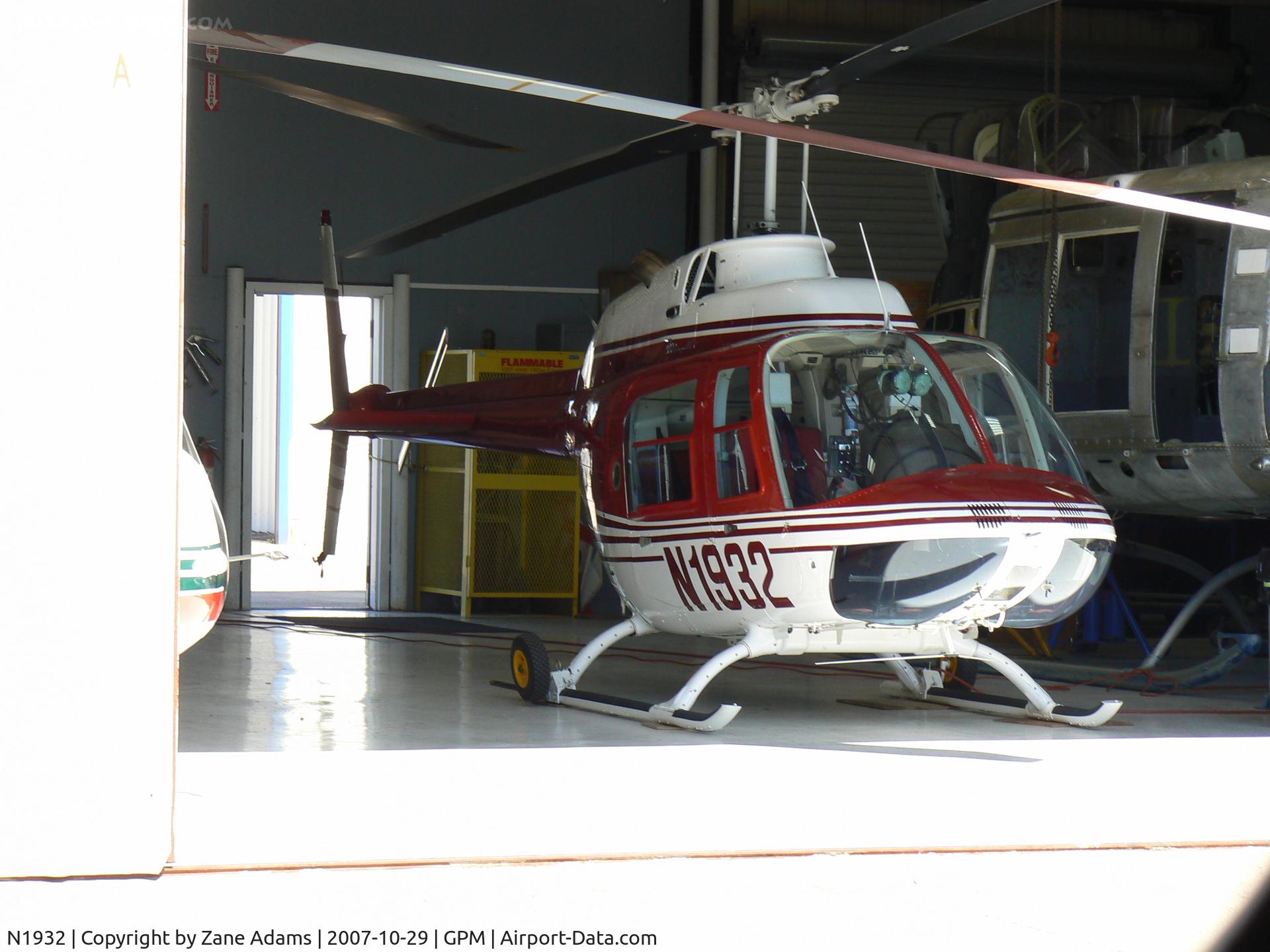 N1932, 1988 Bell 206B JetRanger III C/N 4019, In the hanger