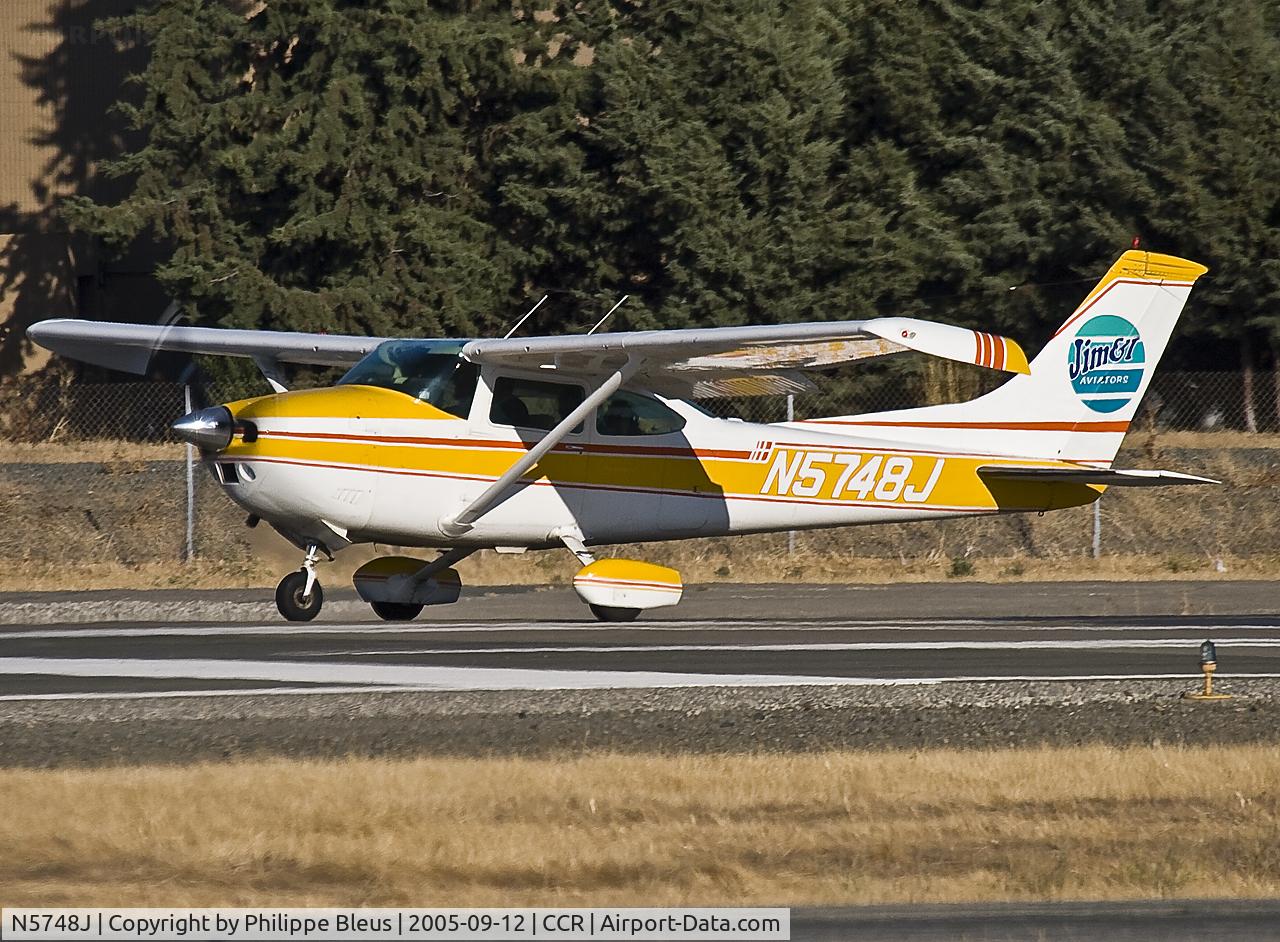 N5748J, 1974 Cessna 182P Skylane C/N 18263515, Ready for take off on rwy 32R.