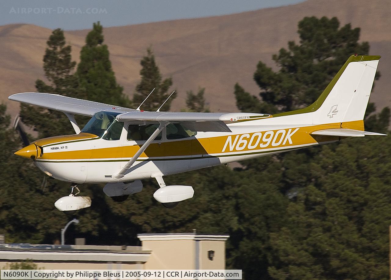 N6090K, 1976 Cessna R172K Hawk XP C/N R1722026, short final rwy 32R.