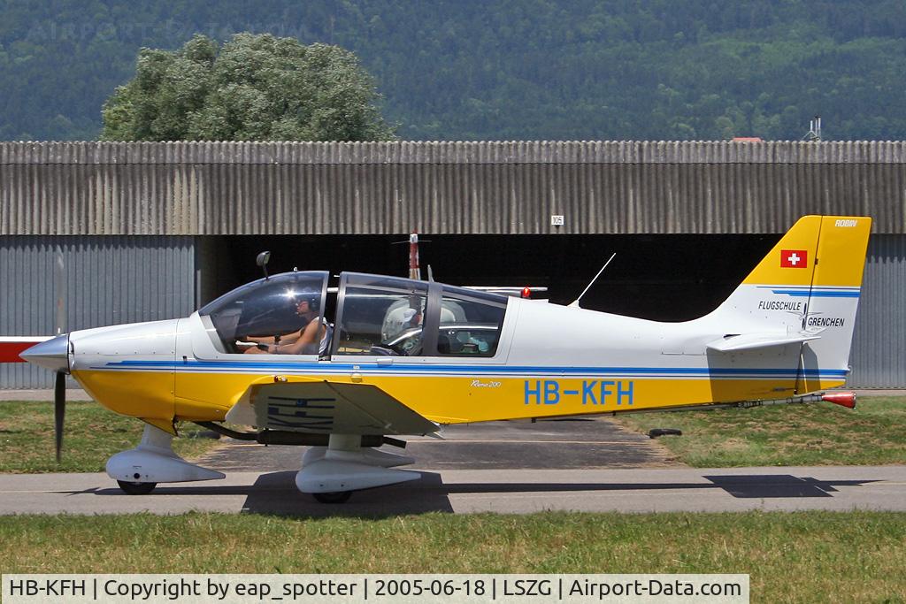 HB-KFH, 2000 Robin DR-400-200R Remorqueur C/N 2450, Robin DR400-200R taxi to apron