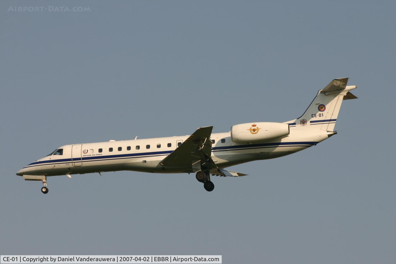 CE-01, 2001 Embraer ERJ-135LR (EMB-135LR) C/N 145449, Descending to rwy 25L