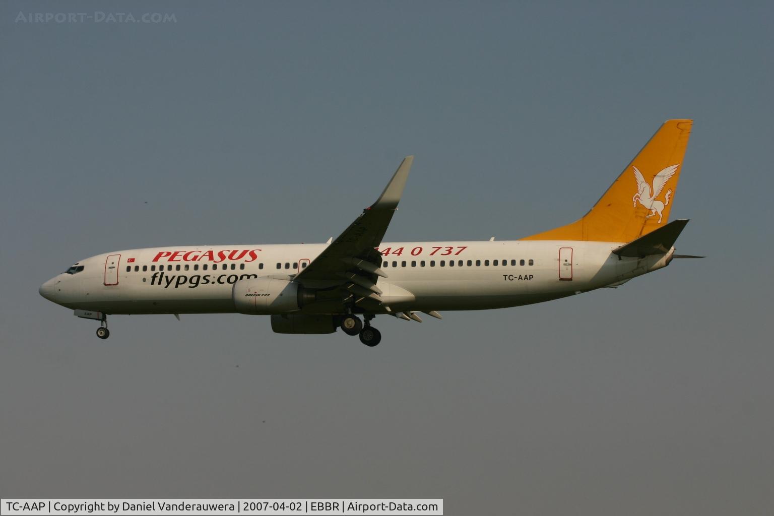 TC-AAP, 2002 Boeing 737-86N C/N 32736, descending to rwy 02