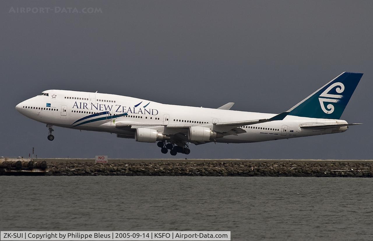 ZK-SUI, Boeing 747-441 C/N 24957, landing on rwy 28L.