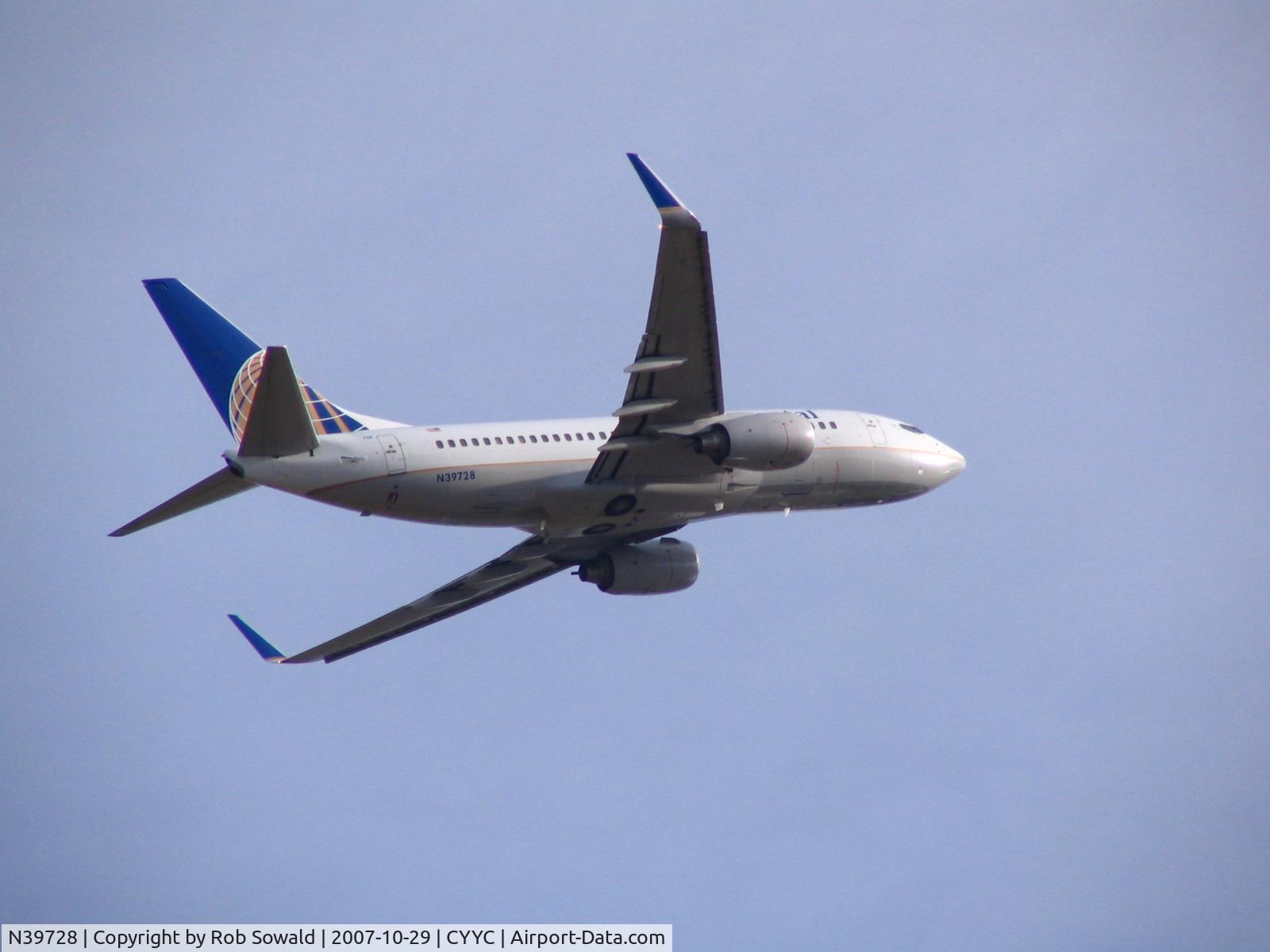 N39728, 1999 Boeing 737-724 C/N 28944, On take off from CYYC