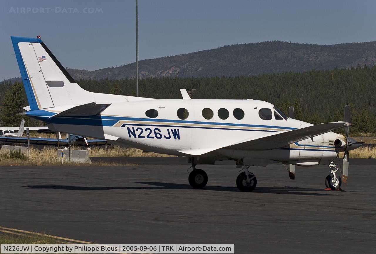 N226JW, 1968 Beech B90 King Air C/N LJ-406, optical illusion : you could almost believe it's a monoprop...
