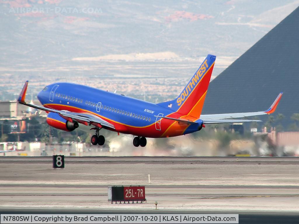 N780SW, 2000 Boeing 737-7H4 C/N 27885, Southwest Airlines / 2000 Boeing 737-7H4 / Apparently, they've changed the color scheme...