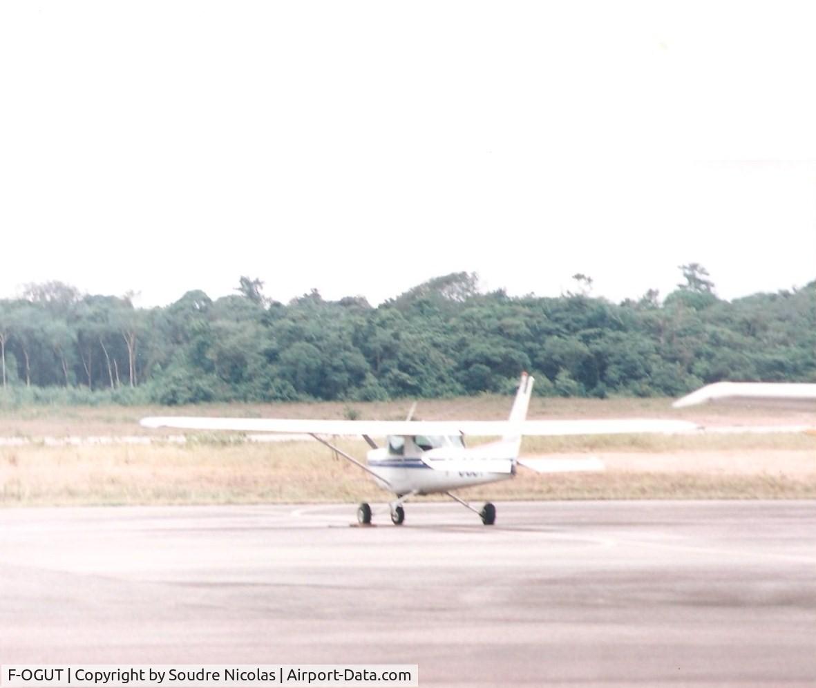 F-OGUT, 1976 Cessna 152 C/N Not found F-OGUT, AÃ©roport de Rochambeau