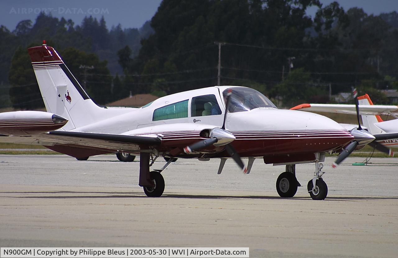 N900GM, 1977 Cessna T310R C/N 310R1249, taxiing to her parking place after several landings. Right door slightly open.