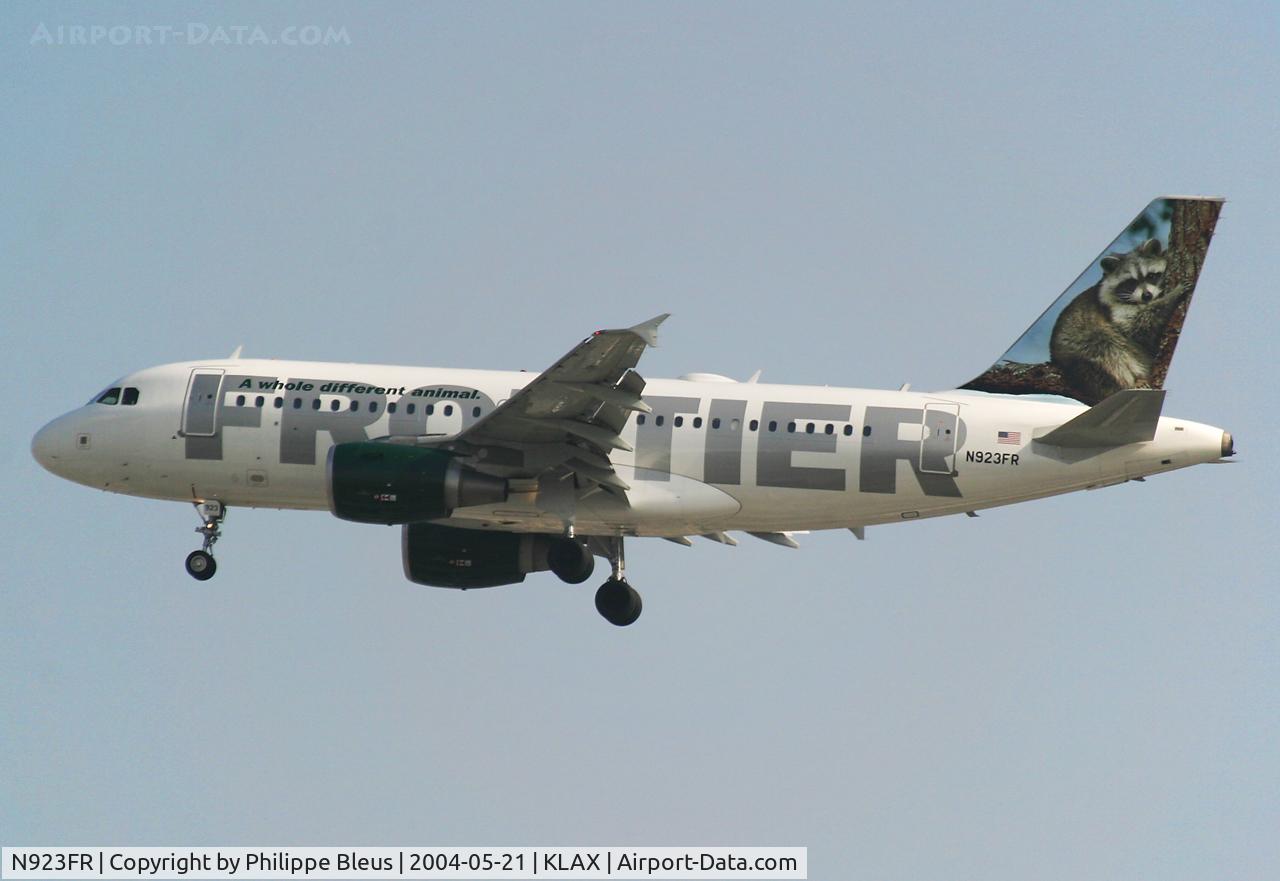 N923FR, 2003 Airbus A319-111 C/N 2019, early morning final approach to rwy 24R
